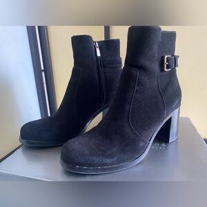 La Canadienne
Women's Petra Waterproof Suede Block-Heel Booties, 8.5 pre owned.